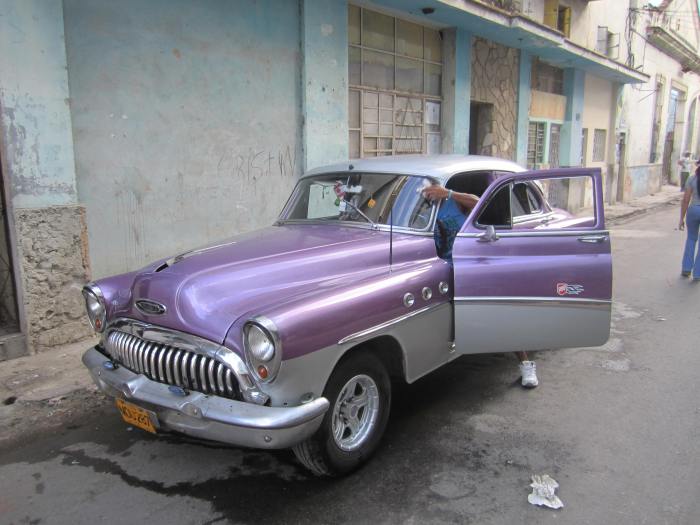 Vanhoja jenkkiautoja Havannan kaduilla riittää, ja niillä kulkeminen on turistille todella halpaa.  Toiset ovat näin priimakunnossa...