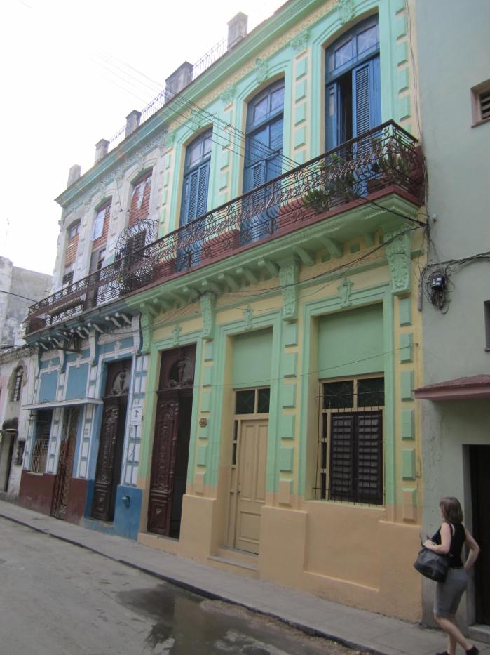 Tanssikoulumme Centro Havannassa oli helppo tunnistaa - se kun oli tuolla kadulla suunnilleen ainut rakennus, jonka julkisivu oli maalattu.